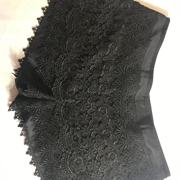 SANS SOUCI BLACK LACE SHORTS - Picture 4 of 5